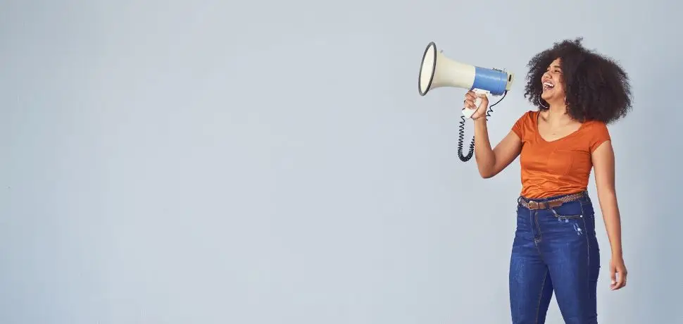 Femme avec porte-voix représentant une entrepreneure qui cherche à engager son audience et faire connaître son projet