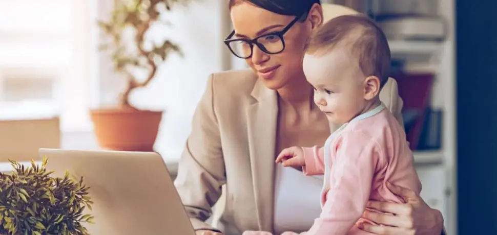 Photo représente l'équilibre vie professionnelle et personnelle d'une maman entrepreneure