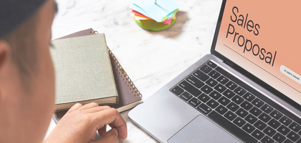 Femme entrepreneure en train de rédiger une offre commerciale