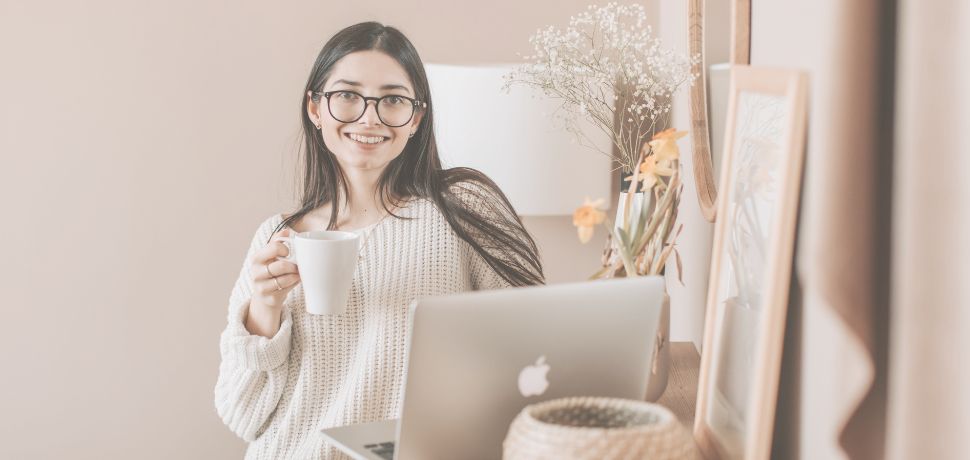 Image illustrant une entrepreneure sereine - Réussir sans s'épuiser, c'est possible avec MyDigitalex