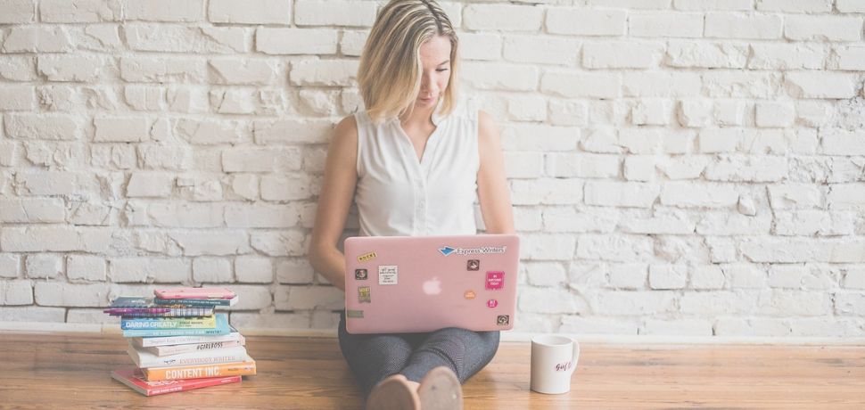 Femme entrepreneure utilisant le smarketing pour briser le plafond de mère