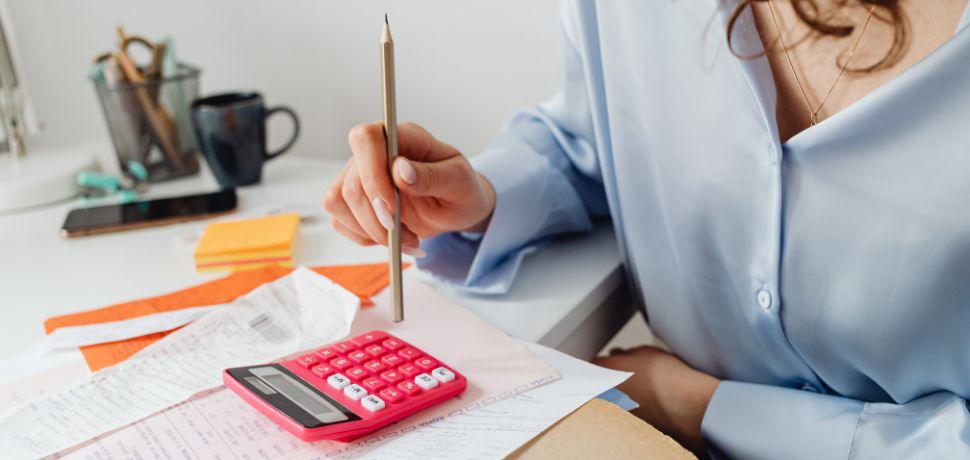 Illustration de la précarité des mères célibataires. Mère célibataire en CDI qui galère à payer ses factures