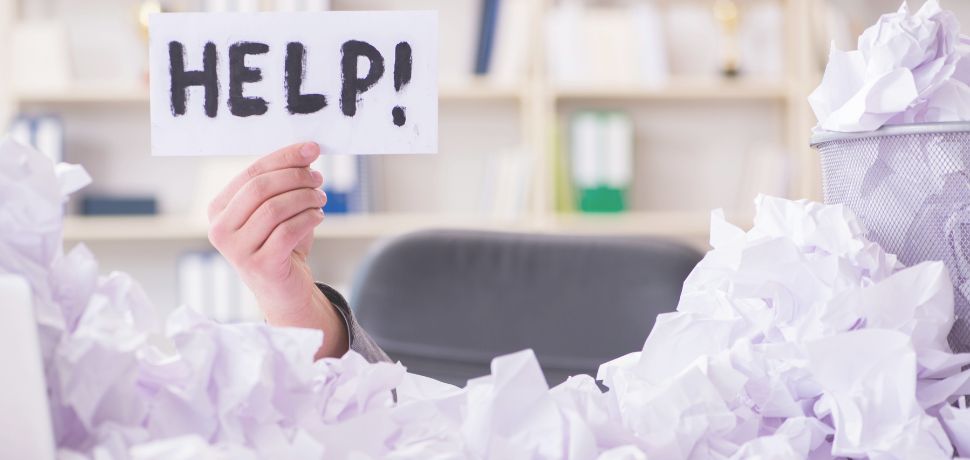 Personne qui appelle à l'aide parce qu'elle est noyée par la paperasse administrative - Optimisation service administratif médico-social