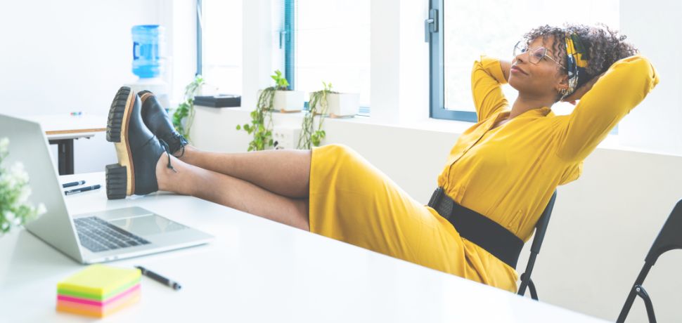 Illustration d'une femme entrepreneure détendue parce qu'elle a alégé sa charge mentale - charge mentale entrepreneure