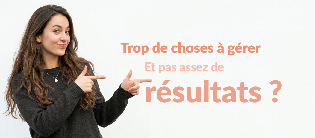 Image illustrant une femme qui montre un message avec ses index et une moue espiègle : Trop de choses à gérer et pas assez de résultats ?